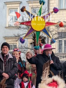 orszak trzech kroli krakow 2026 107 226x300 - Krak&oacute;w przeszedł w radosnym Orszaku. Kardynał Ryś: &bdquo;Potrzebujemy rzeczywistego spotkania&rdquo; - Galeria Zdjęć