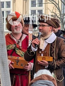 orszak trzech kroli krakow 2026 109 226x300 - Krak&oacute;w przeszedł w radosnym Orszaku. Kardynał Ryś: &bdquo;Potrzebujemy rzeczywistego spotkania&rdquo; - Galeria Zdjęć
