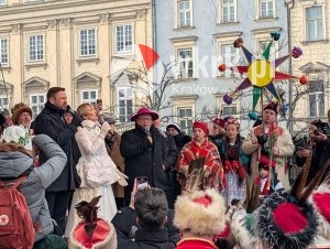 orszak trzech kroli krakow 2026 120 300x226 - Krak&oacute;w przeszedł w radosnym Orszaku. Kardynał Ryś: &bdquo;Potrzebujemy rzeczywistego spotkania&rdquo; - Galeria Zdjęć