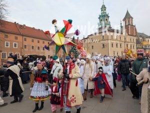 orszak trzech kroli krakow 2026 13 300x226 - Krak&oacute;w przeszedł w radosnym Orszaku. Kardynał Ryś: &bdquo;Potrzebujemy rzeczywistego spotkania&rdquo; - Galeria Zdjęć
