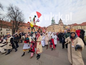 orszak trzech kroli krakow 2026 14 300x226 - Krak&oacute;w przeszedł w radosnym Orszaku. Kardynał Ryś: &bdquo;Potrzebujemy rzeczywistego spotkania&rdquo; - Galeria Zdjęć