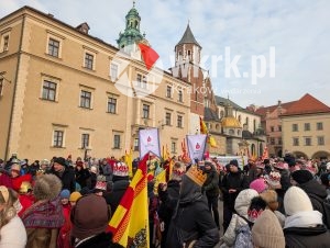 orszak trzech kroli krakow 2026 2 300x226 - Krak&oacute;w przeszedł w radosnym Orszaku. Kardynał Ryś: &bdquo;Potrzebujemy rzeczywistego spotkania&rdquo; - Galeria Zdjęć