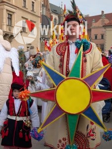 orszak trzech kroli krakow 2026 5 226x300 - Krak&oacute;w przeszedł w radosnym Orszaku. Kardynał Ryś: &bdquo;Potrzebujemy rzeczywistego spotkania&rdquo; - Galeria Zdjęć