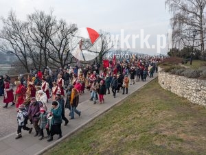 orszak trzech kroli krakow 2026 53 300x226 - Krak&oacute;w przeszedł w radosnym Orszaku. Kardynał Ryś: &bdquo;Potrzebujemy rzeczywistego spotkania&rdquo; - Galeria Zdjęć