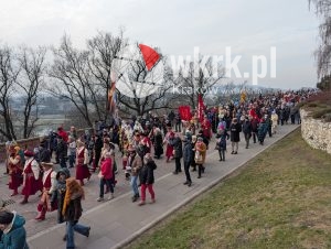 orszak trzech kroli krakow 2026 55 300x226 - Krak&oacute;w przeszedł w radosnym Orszaku. Kardynał Ryś: &bdquo;Potrzebujemy rzeczywistego spotkania&rdquo; - Galeria Zdjęć