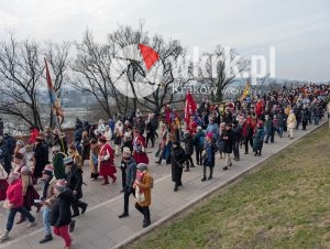 orszak trzech kroli krakow 2026 57 300x226 - Krak&oacute;w przeszedł w radosnym Orszaku. Kardynał Ryś: &bdquo;Potrzebujemy rzeczywistego spotkania&rdquo; - Galeria Zdjęć