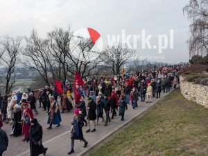 orszak trzech kroli krakow 2026 58 300x226 - Krak&oacute;w przeszedł w radosnym Orszaku. Kardynał Ryś: &bdquo;Potrzebujemy rzeczywistego spotkania&rdquo; - Galeria Zdjęć
