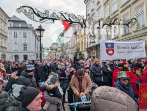 orszak trzech kroli krakow 2026 70 300x226 - Krak&oacute;w przeszedł w radosnym Orszaku. Kardynał Ryś: &bdquo;Potrzebujemy rzeczywistego spotkania&rdquo; - Galeria Zdjęć