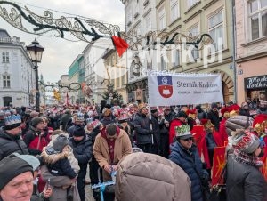 orszak trzech kroli krakow 2026 71 300x226 - Krak&oacute;w przeszedł w radosnym Orszaku. Kardynał Ryś: &bdquo;Potrzebujemy rzeczywistego spotkania&rdquo; - Galeria Zdjęć