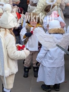 orszak trzech kroli krakow 2026 8 226x300 - Krak&oacute;w przeszedł w radosnym Orszaku. Kardynał Ryś: &bdquo;Potrzebujemy rzeczywistego spotkania&rdquo; - Galeria Zdjęć