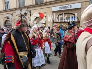 orszak trzech kroli krakow 2026 80 300x226 - Krak&oacute;w przeszedł w radosnym Orszaku. Kardynał Ryś: &bdquo;Potrzebujemy rzeczywistego spotkania&rdquo; - Galeria Zdjęć