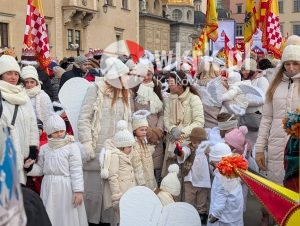 orszak trzech kroli krakow 2026 9 300x226 - Krak&oacute;w przeszedł w radosnym Orszaku. Kardynał Ryś: &bdquo;Potrzebujemy rzeczywistego spotkania&rdquo; - Galeria Zdjęć