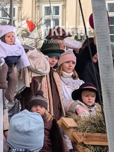 orszak trzech kroli krakow 2026 91 226x300 - Krak&oacute;w przeszedł w radosnym Orszaku. Kardynał Ryś: &bdquo;Potrzebujemy rzeczywistego spotkania&rdquo; - Galeria Zdjęć