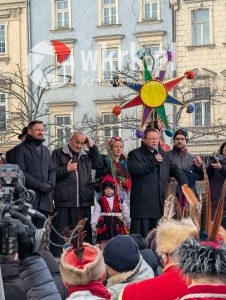 orszak trzech kroli krakow 2026 96 226x300 - Krak&oacute;w przeszedł w radosnym Orszaku. Kardynał Ryś: &bdquo;Potrzebujemy rzeczywistego spotkania&rdquo; - Galeria Zdjęć