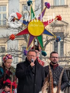 orszak trzech kroli krakow 2026 98 226x300 - Krak&oacute;w przeszedł w radosnym Orszaku. Kardynał Ryś: &bdquo;Potrzebujemy rzeczywistego spotkania&rdquo; - Galeria Zdjęć