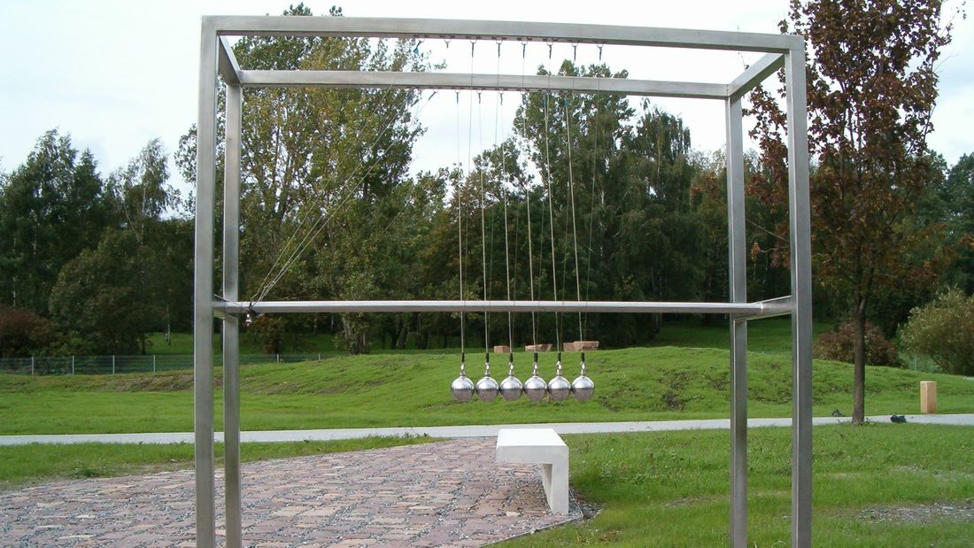 Kołyska Newtona w Ogrodzie Doświadczeń im. Stanisława Lema w Krakowie