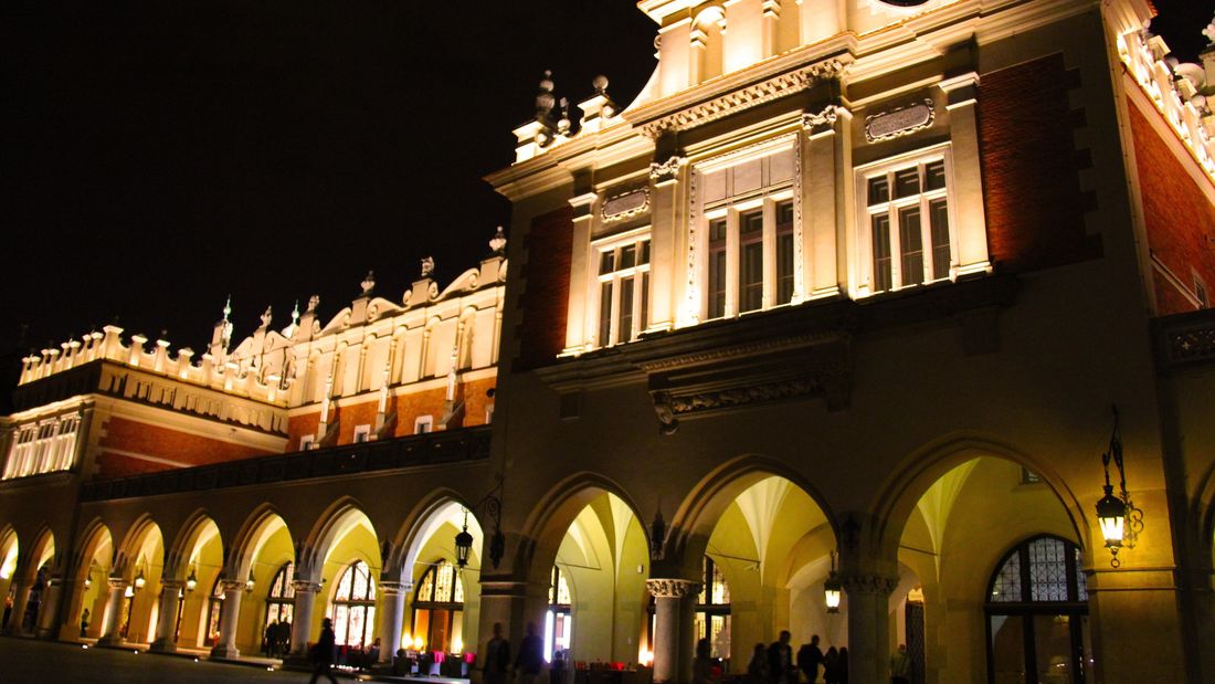 Sukiennice w Krakowie nocą